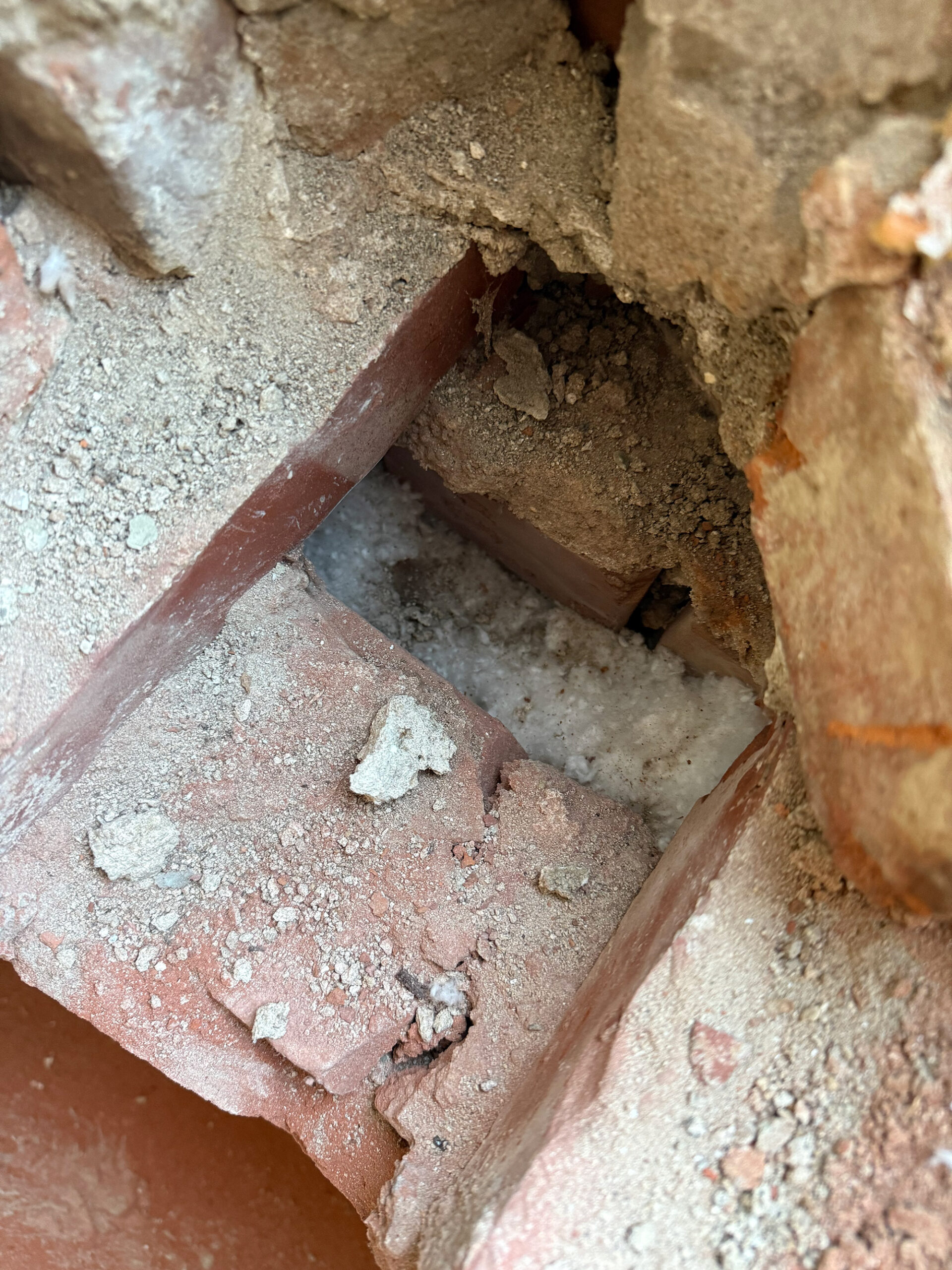 Einblasdämmung im zweischaligen Mauerwerk eines Hauses in Beverungen