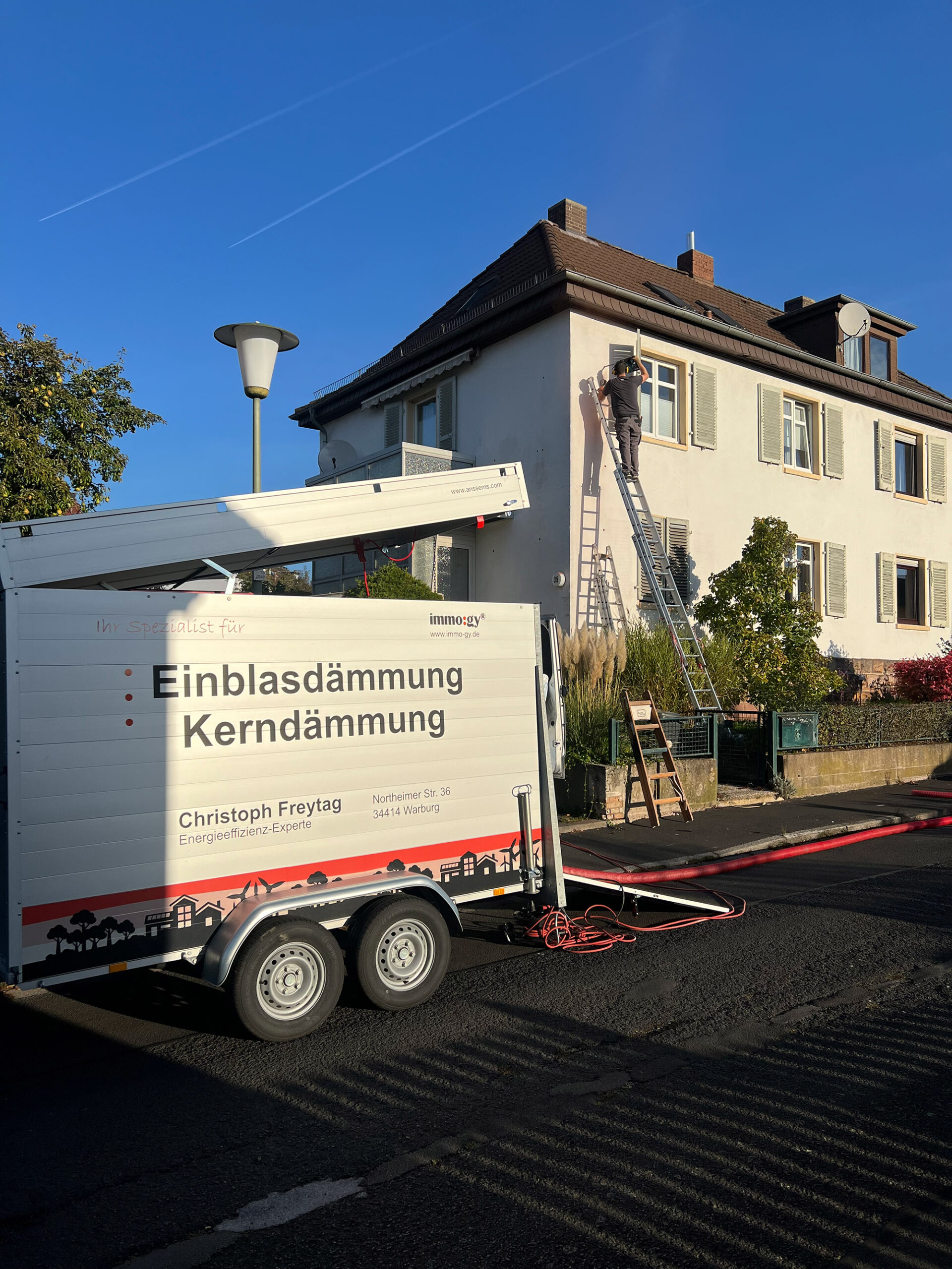 Bohrung einer Fassade für Einblasdämmung